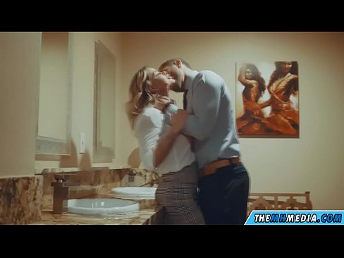 ❤️ Ko vas prsata blondinka zapelje na javnem stranišču Anal video pri nas ﹏